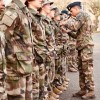 Photographie représentant la remise des insignes de la Préparation Militaire Leadership (PML)