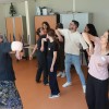 Mise en scène collective pendant l’atelier d’activités théâtrales