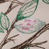 Feuille portant l’inscription “Brian is in the kitchen” sur L’Arbre des langues de Maud Guély