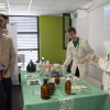 Ateliers de présentation des formations, étudiants en Chimie en train de faire une expérience devant des invités
