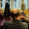 Trois enseignants-chercheurs échangent dans un bureau, autour d'une table ronde.