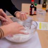 étudiantes qui mettent la main à la pâte