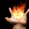 Le grand public continue de recourir aux soins des coupeurs de feu et autres guérisseurs traditionnels français. ColiN00B/Pixabay