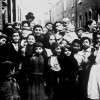 Londres, Whitechapel, 1902. Une photo de Jack London, qui vécut dans les quartiers pauvres pour les besoins de son reportage. Huntington Library, California