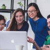 Étudiants réunis autour d'un ordinateur