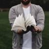personne ouvrant un livre