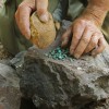 Expérimentation archéologique sur du minerai de cuivre (Chalcopyrite) de Château-Lambert : opération de concassage broyage du minerai, prélude au traitement métallurgique (Centre de Recherche en Archéologie Expérimentale du Mont Vaudois). Photographie D. Morin