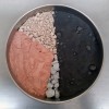 Mélange de l’argile avec du clinker, de l’anhydrite et du calcaire avant broyage.  A gauche de haut en bas : calcaire, argile, anhydrite.  A droite : clinker
