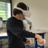 Photo d'un lève équiper d'un casque de réalité virtuelle
