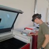 Etudiant utilisant un casque de réalité augmentée pour apprendre à utiliser une machine de découpe laser