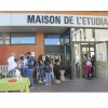 Etudiants prenant un petit déjeuner devant la Maison de l'étudiant