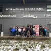 Photo groupe devant enseigne du magasin