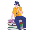 Une personne des lunettes noires, une canne blanche, un casque audio est assise sur une pile de livres.