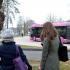 Deux lycéennes de dos, alors qu'un bus Mettis traverse le campus du Saulcy.