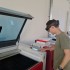 Etudiant utilisant un casque de réalité augmentée pour apprendre à utiliser une machine de découpe laser