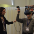 Un participant essaye un casque de réalité virtuelle lors d'un atelier