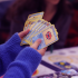 Des mains tenant un jeu de cartes