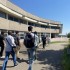 Visite de laboratoire, de site, image de personnes qui marchent dans un site universitaire