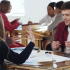 Groupe de travail qui échange des idées assis à une table