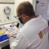 Pipettage sous la hotte au Laboratoire Tous Chercheurs de Nancy