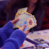 Des mains tenant un jeu de cartes