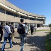 Visite de laboratoire, de site, image de personnes qui marchent dans un site universitaire
