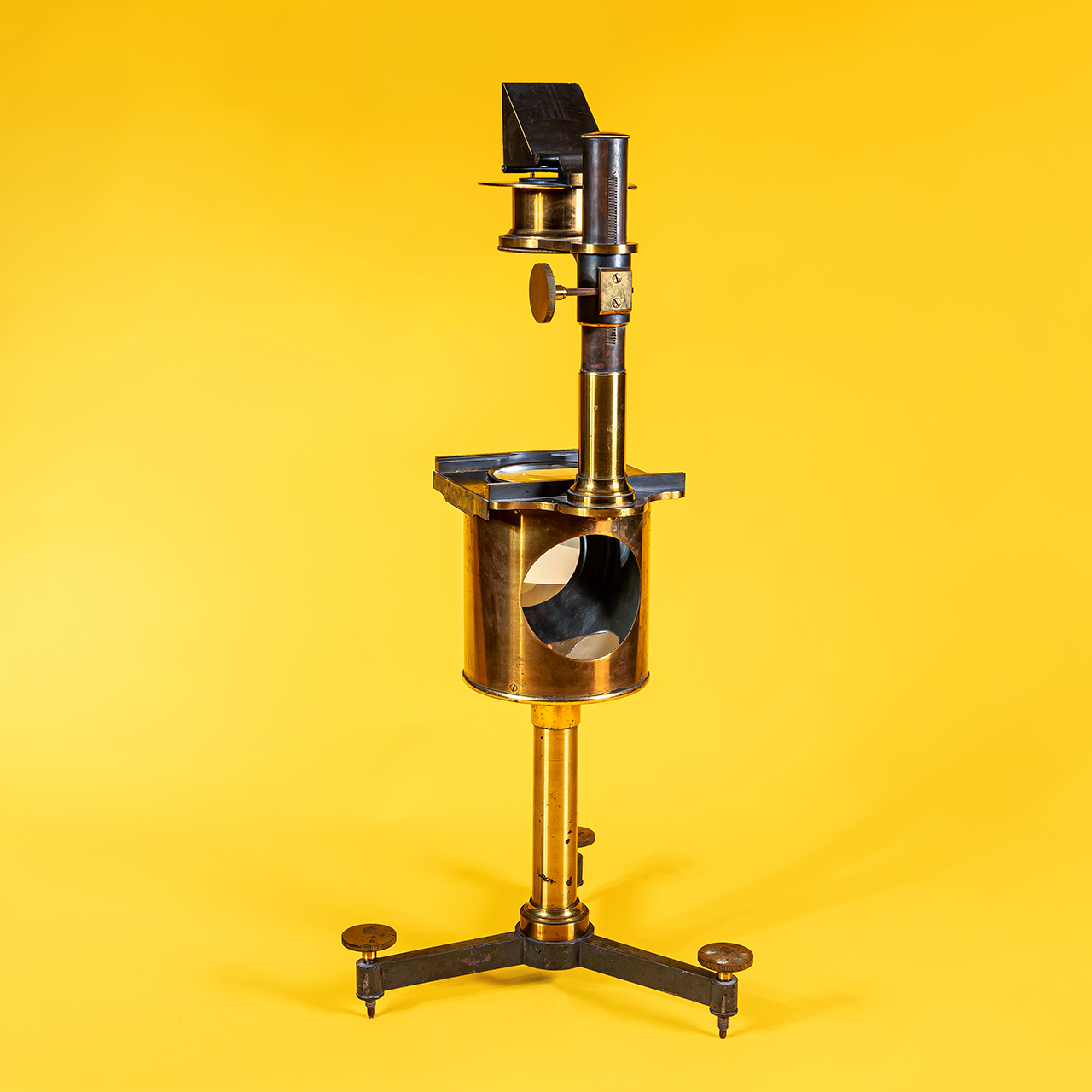 [Patrimoine scientifique] L’ancêtre du rétroprojecteur, l'appareil à projection verticale