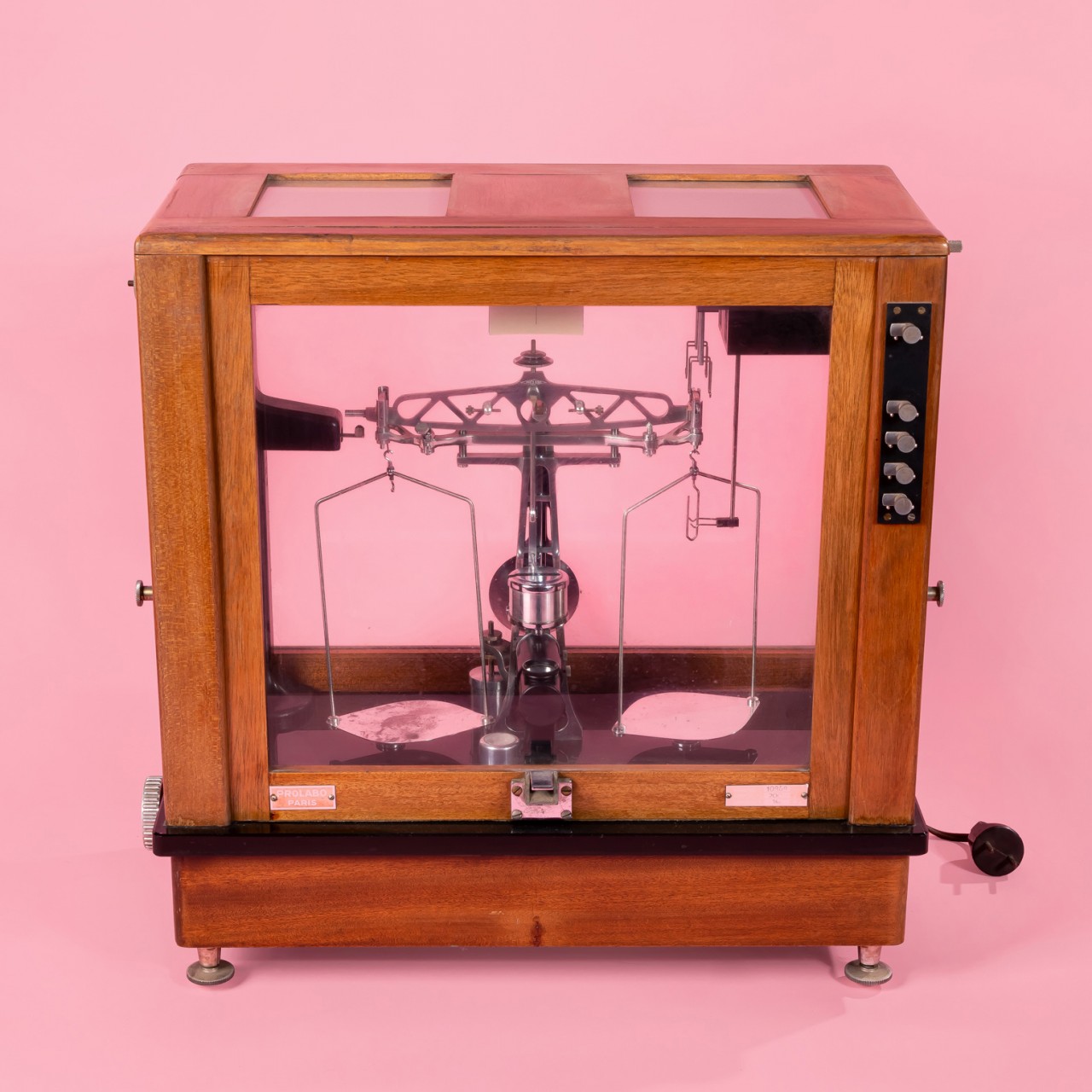 [Patrimoine scientifique] Protégée du moindre souffle, une balance de précision Prolabo
