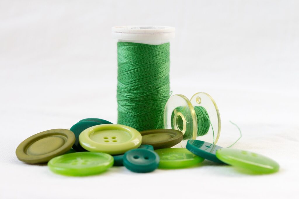 Bobine de fil vert et boutons verts