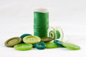 Bobine de fil vert et boutons verts
