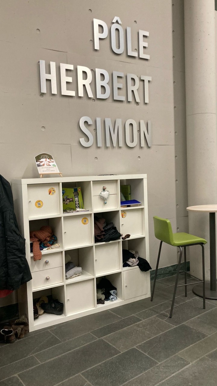 L'armoire solidaire présente dans le hall du pôle Herbet Simon à Nancy