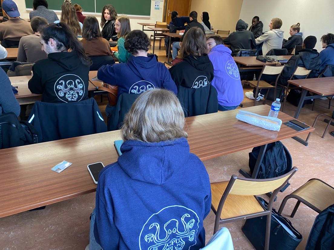 on nous reconnaît facilement en classe avec nos pulls de filières