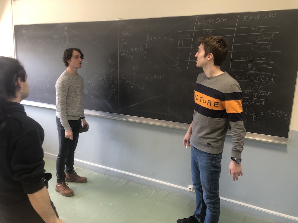 Travail durant la pause méridienne dans les salles