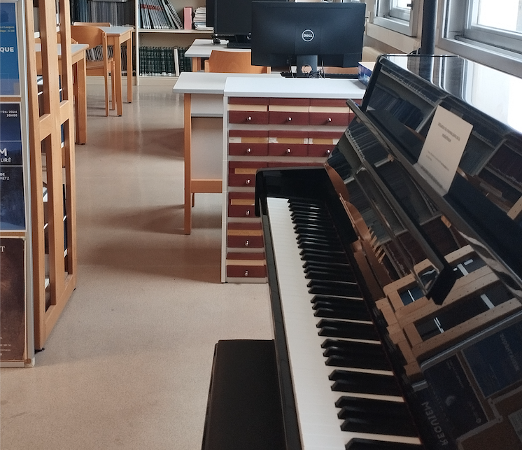Piano et espace informatique de l'UFR Arts, Lettres et Langues Metz